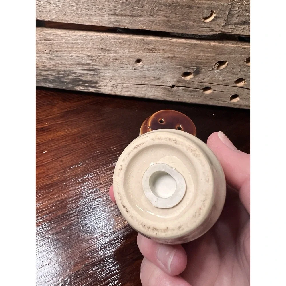 Mississippi Ceramic tan brown Salt And Pepper Shakers state map cylinder Vintage